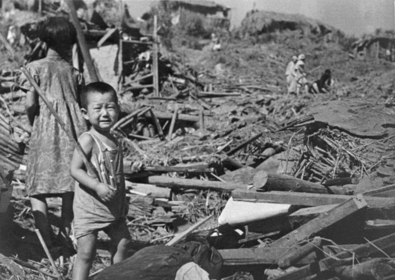 Děti uprostřed trosek po náletu na severokorejské hlavní město Pchjongjang v listopadu 1952. Zdroj: ČTK